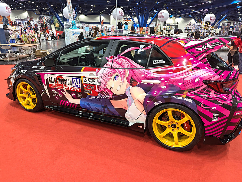 Anime Matsuriの痛車には=LOVEの文字も