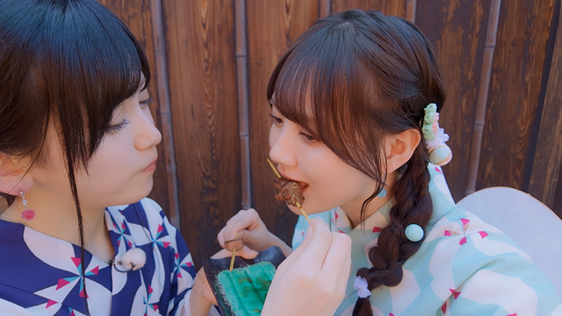 「牛串」を『あ~ん』する田村真佑と池田瑛紗