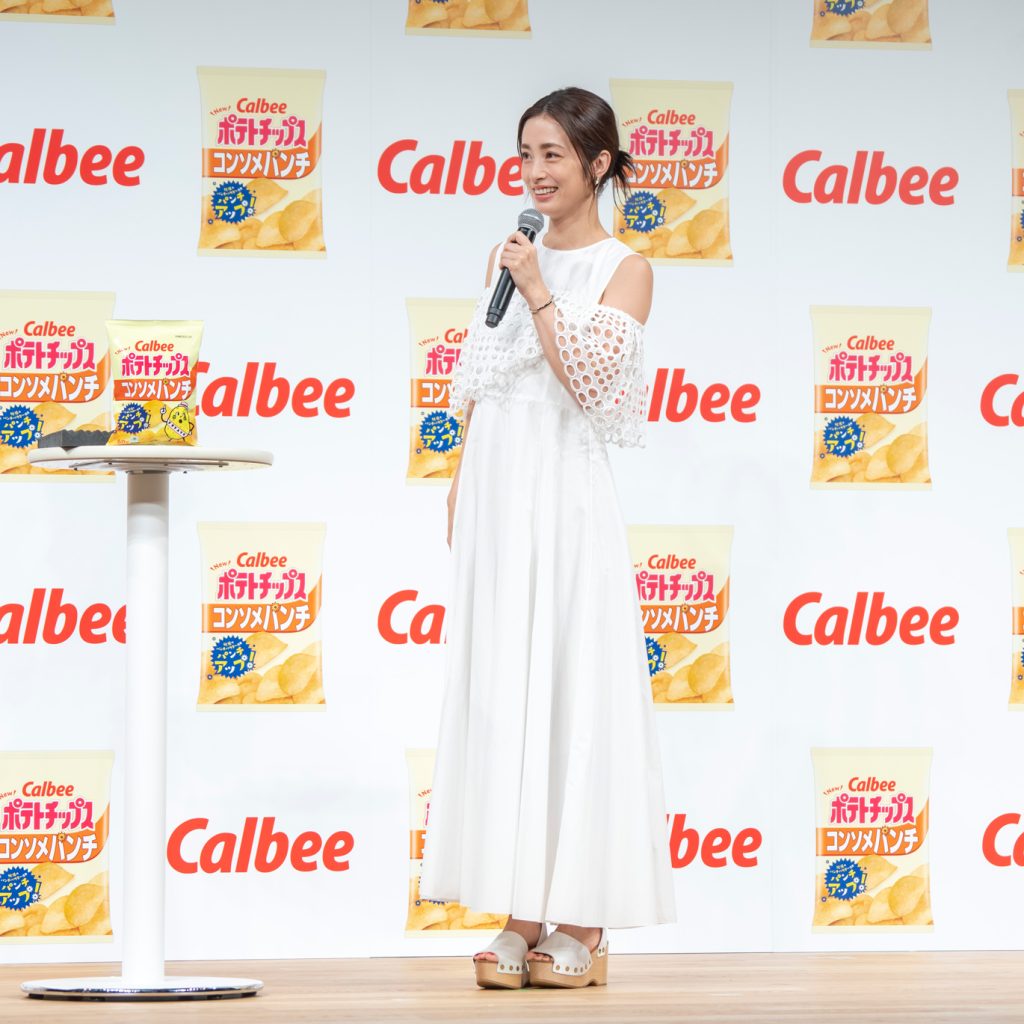 上戸彩がカルビー「ポテトチップス コンソメパンチ」リニューアル新CM発表会に出席