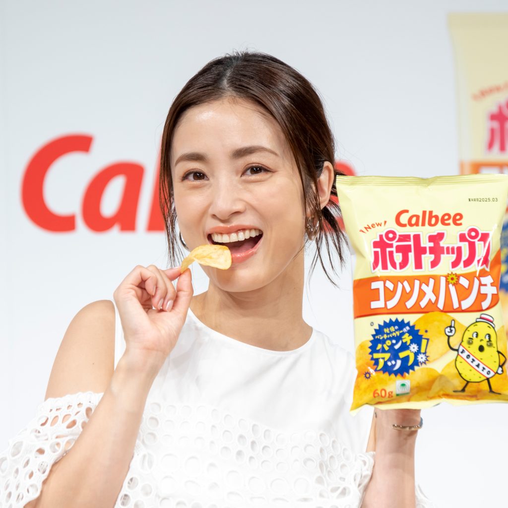 上戸彩がカルビー「ポテトチップス コンソメパンチ」リニューアル新CM発表会に出席