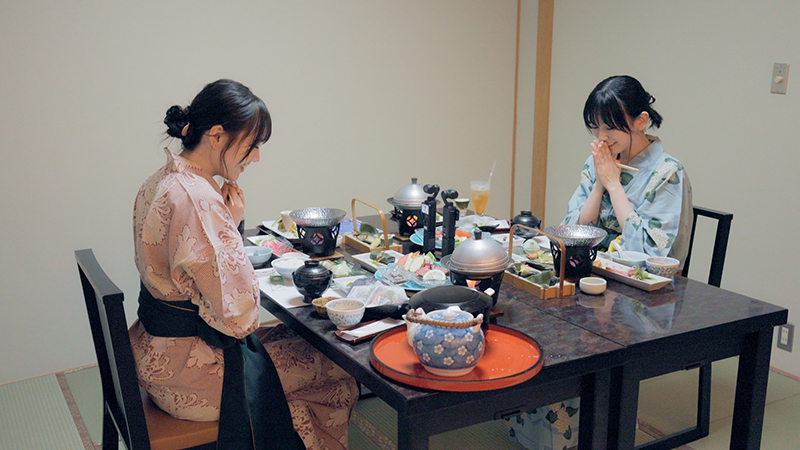 豪華な料理に二人仲良く「いただきま~す♪」