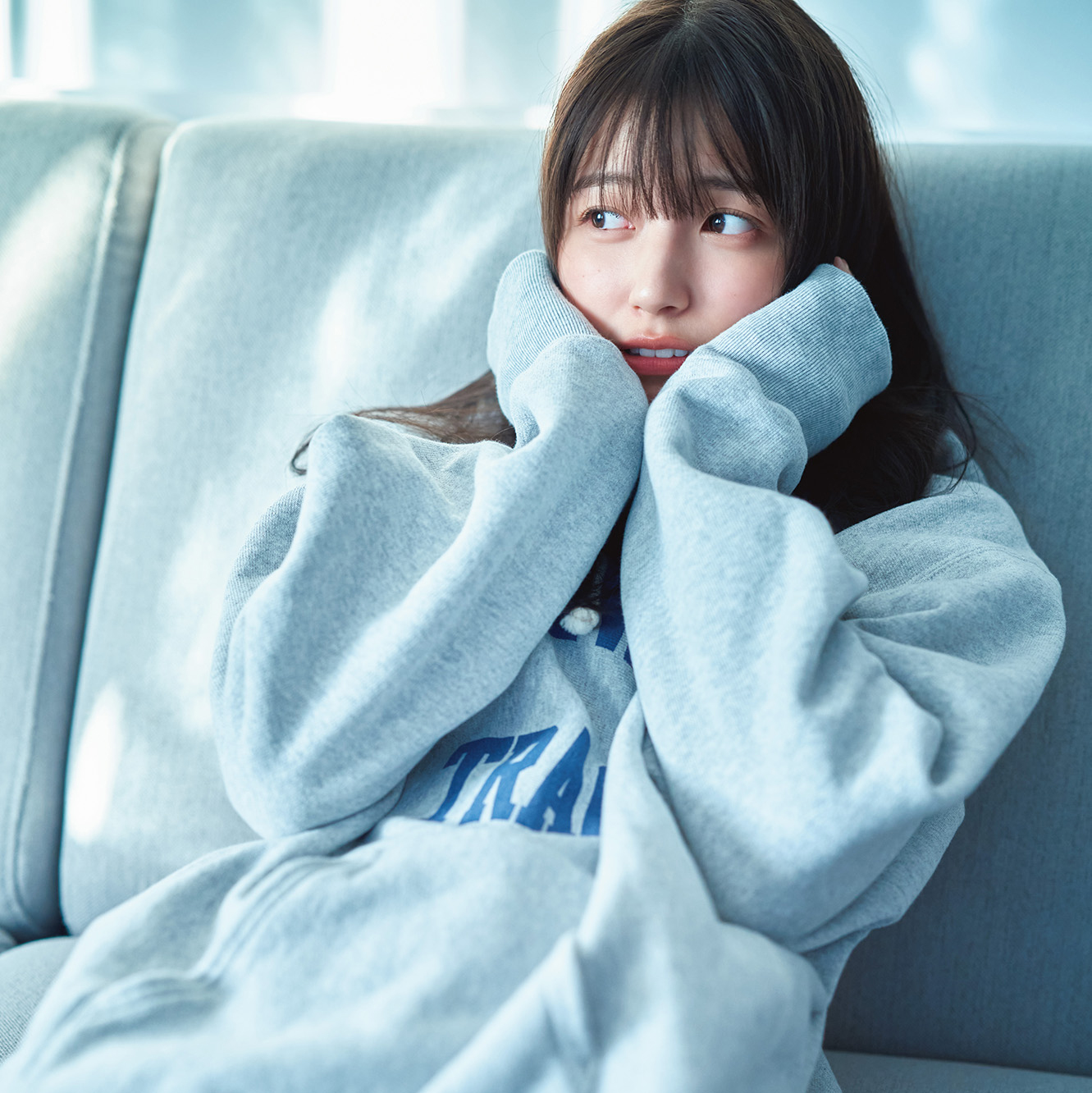 乃木坂46五百城茉央、萌え袖＆美脚の破壊力…1st写真集より先行カット