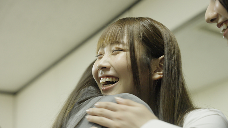 メジャーデビュー決定直後の控室。抱き合って喜びを分かち合う市原紬希(旧活動名:イチ/右)と吉川海未(旧活動名:カワチャン/左)
