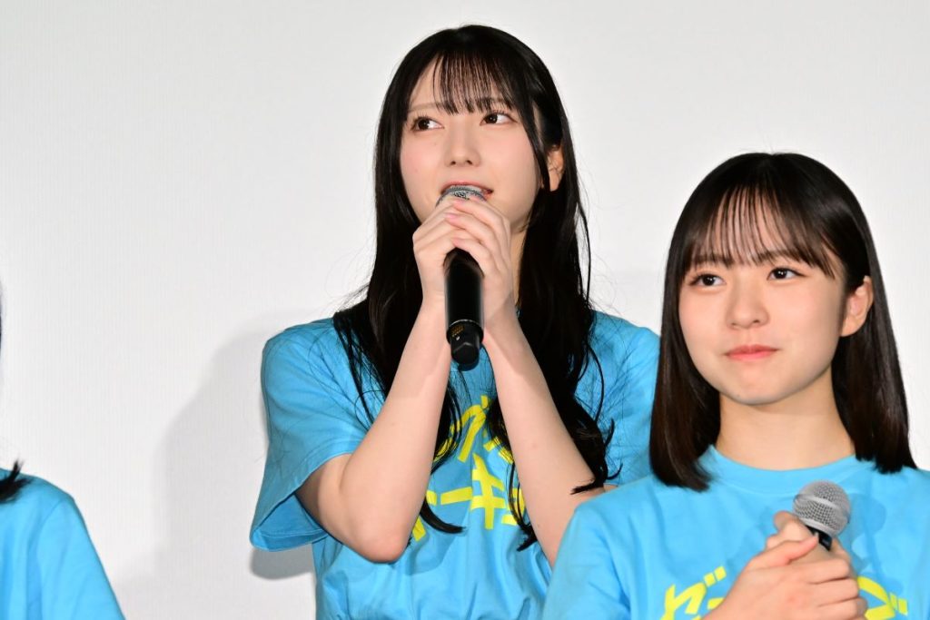 写真奥、辻坂美緒(つじさか・みお)役の竹内希来里