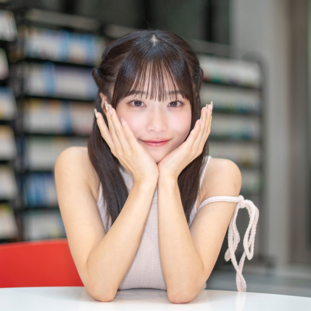 1st写真集『tinto(ティント)』を発売する「#ババババンビ」岸みゆにインタビュー