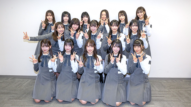 Rain Tree/前列右から朝宮⽇向、綾瀬ことり、市原紬希、遠藤莉乃、⽚瀬真花/中列右から加藤柊、佐藤莉華、鈴野みお、永瀬真梨、仲俣美希/後列右から新野楓果、橋本真希、葉⼭莉瑚、⽔野乃愛、百瀬紗菜、吉川海未