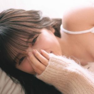 乃木坂46与田祐希、ソファでゴロゴロ「ちょっとリラックスしすぎですかね(笑)」