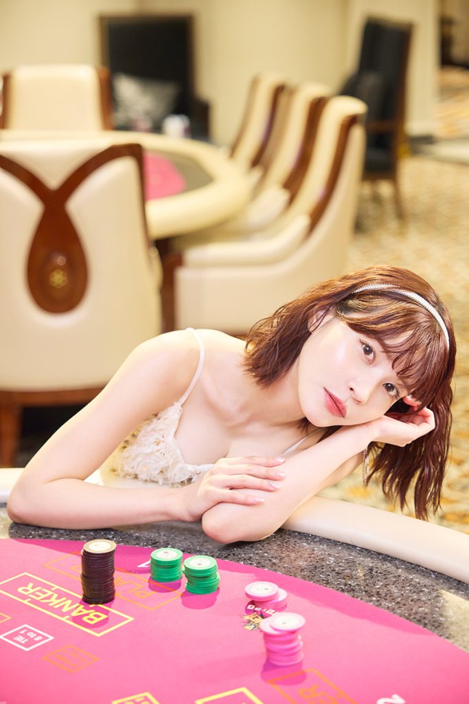 「岸明日香 カレンダー2025」より