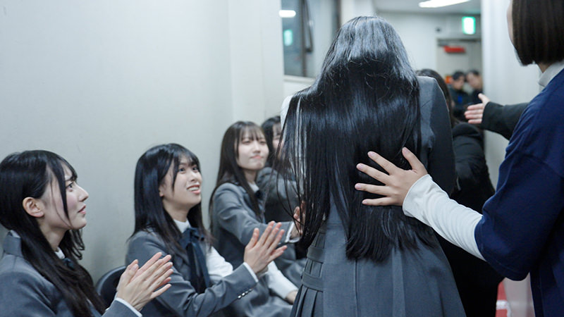 『セレクション最終審査』で、最初に名前を呼ばれた佐藤莉華(旧活動名:サナ)と、祝福するメンバーたち