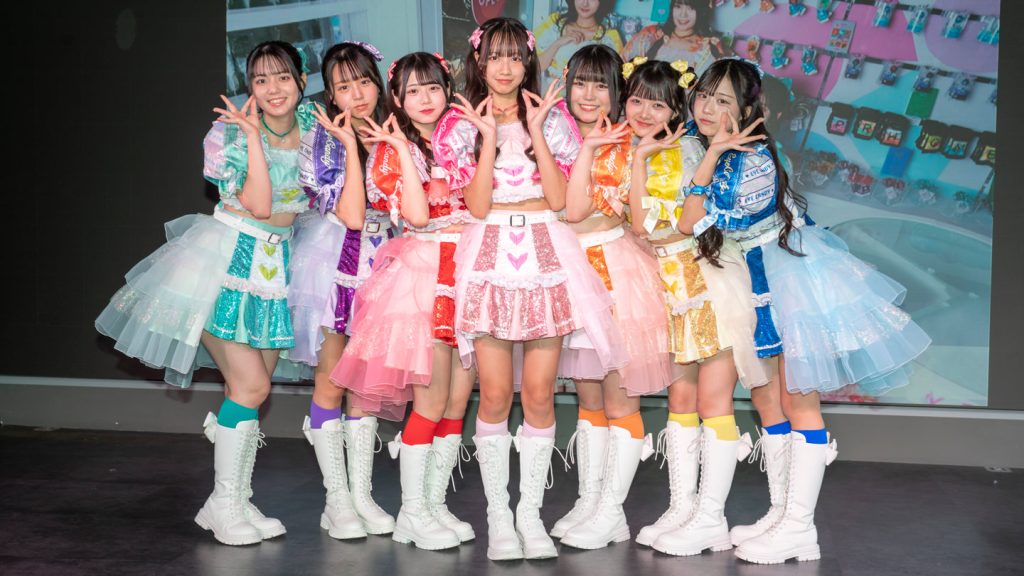 7人組新アイドルグループ「EYE CANDY」松島かのん、春野楓華、加藤ひらら、鈴野那奈、井上心那、夏川あかり、望月麗愛(写真左から)