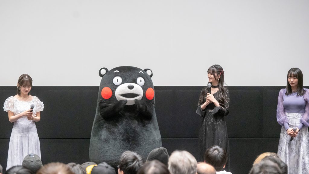 映画『火の国物語』舞台あいさつに登壇した森﨑冴彩、田中伊桜莉、くまモン、そして応援サポーターの椿野ゆうこ