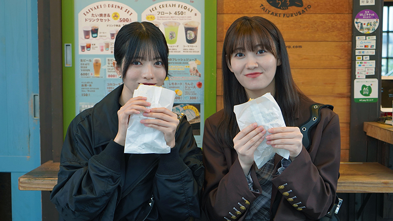 途中たい焼き屋さんに立ち寄った2人、あんこ・ウインナー・カスタード・チョコなどさまざまな種類がある中から2人は定番の「あんこ」をチョイス