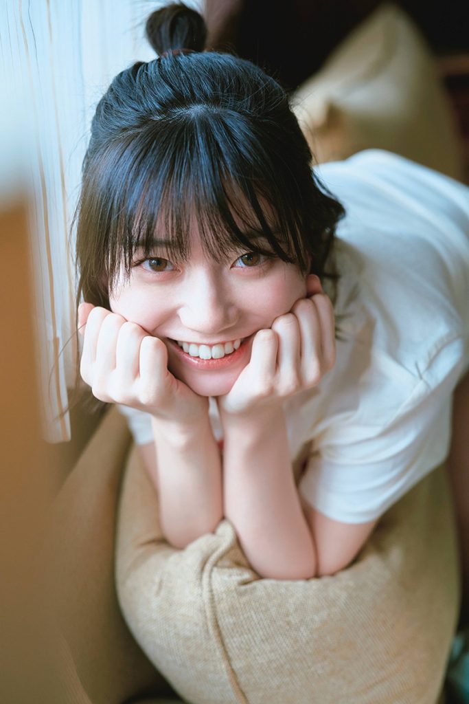 『瀬戸環奈1st 写真集 emerald』より