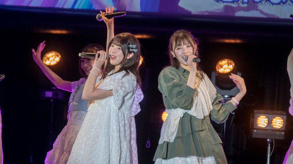 ラフ×ラフ2周年ライブ『ラフ×ラフ 2nd Anniversary LIVE AKO~あかるくカワイく面白く!~』より佐々木楓菜と高梨結