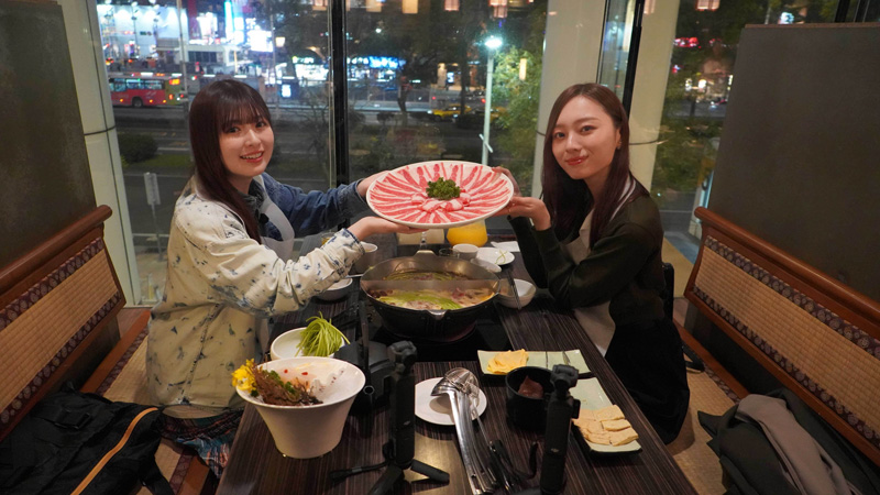 梅澤美波と小川彩の台北旅の後編、締めくくりは梅澤イチオシの火鍋屋さんへ