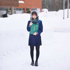 乃木坂46冨里奈央、卒業証書を手にした雪グラビアショット