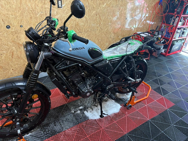 洗われる坂元誉梨の愛車HONDA『CL250』
