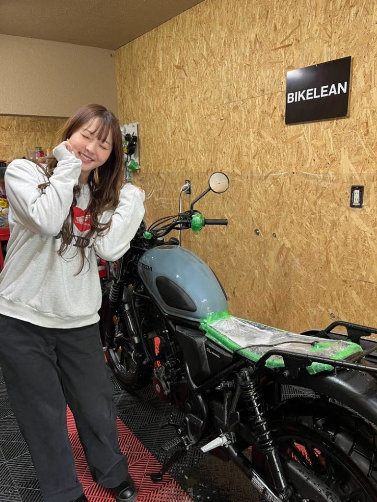 洗われる坂元誉梨の愛車HONDA『CL250』