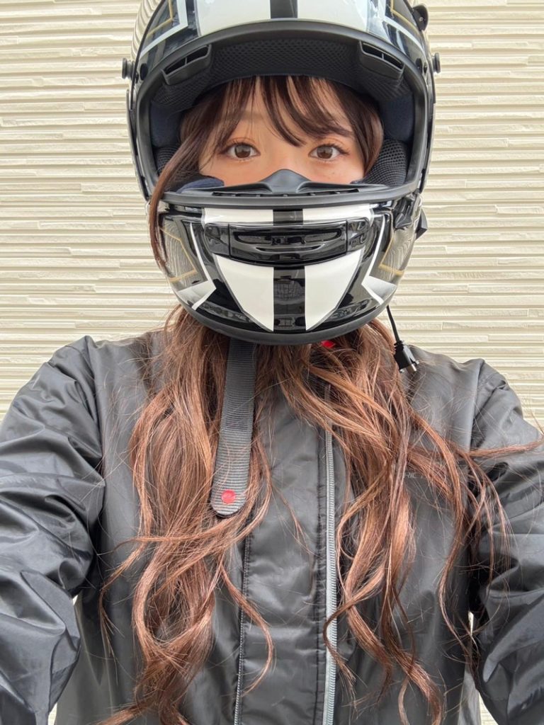 ヘルメットを装着した坂元誉梨