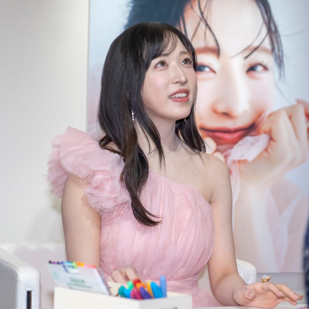 「小栗有以 2025.04-2026.03カレンダー」発売記念特典会より