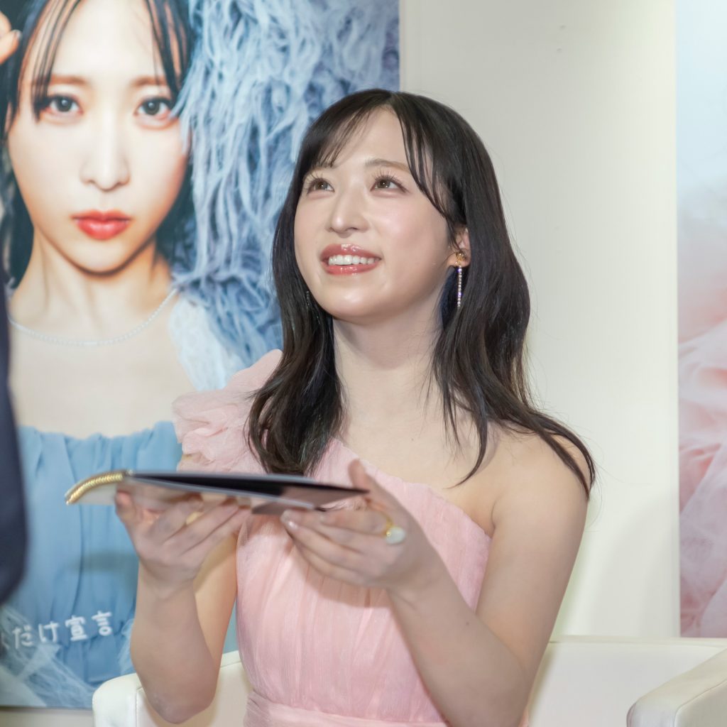「小栗有以 2025.04-2026.03カレンダー」発売記念特典会より