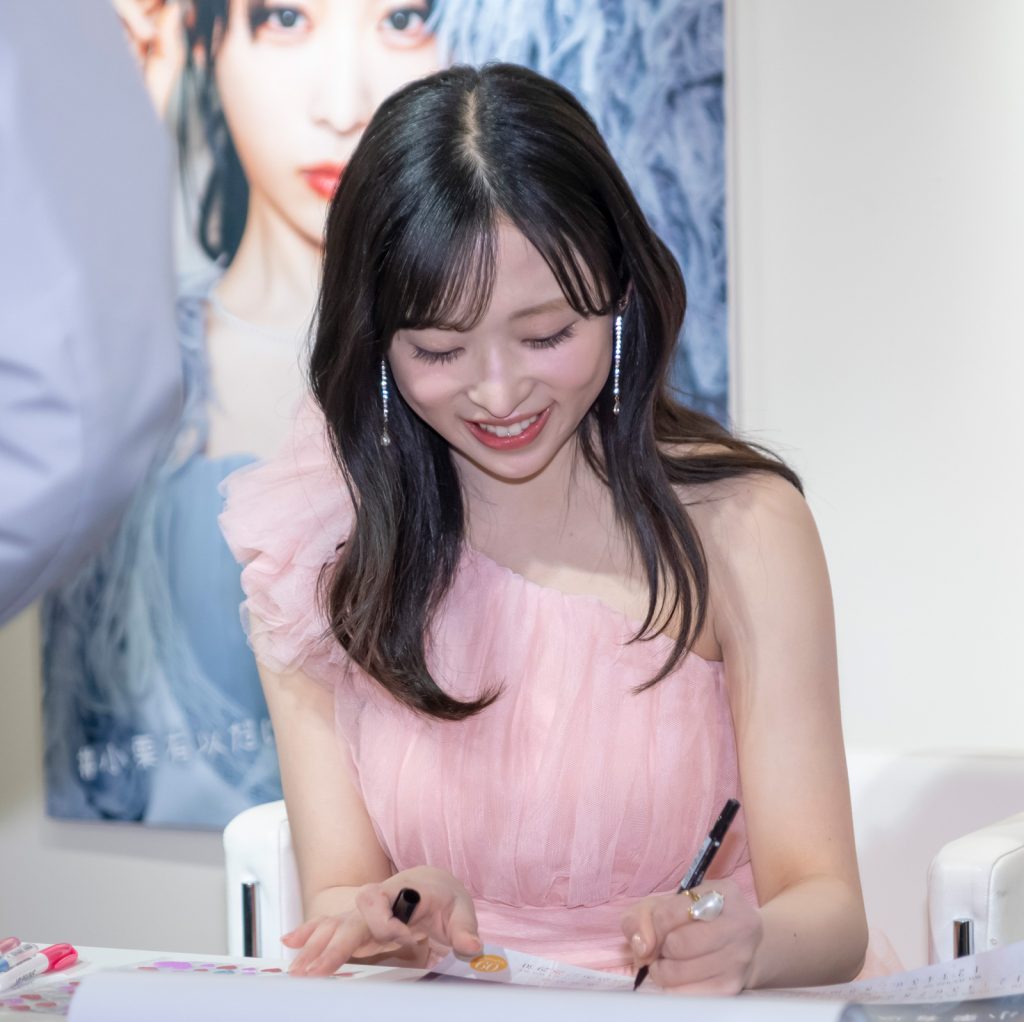 「小栗有以 2025.04-2026.03カレンダー」発売記念特典会より
