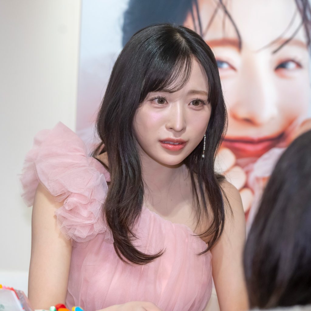 「小栗有以 2025.04-2026.03カレンダー」発売記念特典会より