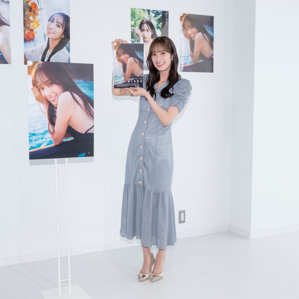 1st写真集『めくる日々』発売記念取材会に出席した日向坂46・佐々木久美