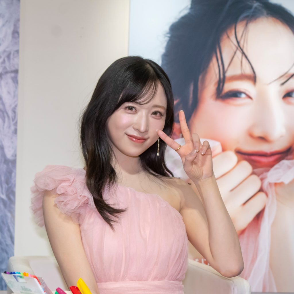 「小栗有以 2025.04-2026.03カレンダー」発売記念特典会より