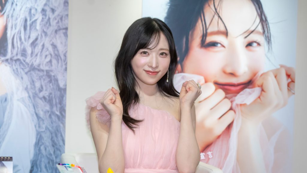 「小栗有以 2025.04-2026.03カレンダー」発売記念特典会より、ファンへの神対応の合間にもカメラマンにもサービス