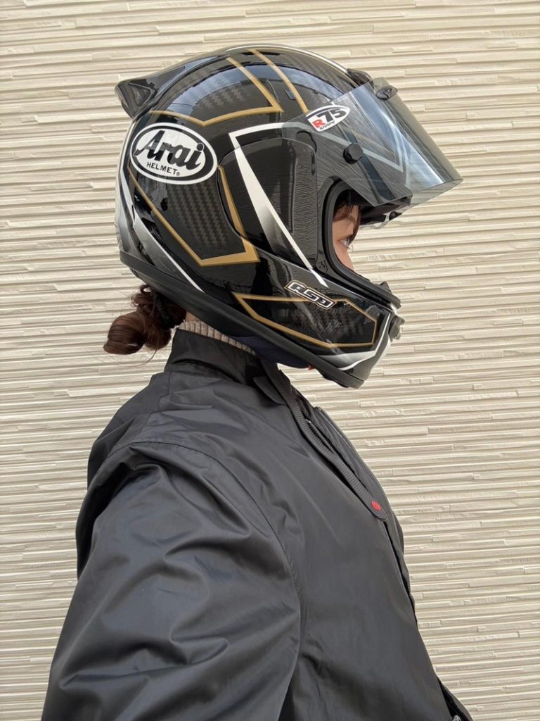 ヘルメットを装着した坂元誉梨、ちょこっとお団子