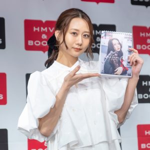 古畑奈和、初の撮り下ろしカレンダー発売！お気に入りカットは「際どさのある雰囲気の黒コーデ」