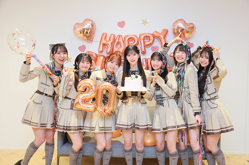 サプライズバースデーの祝福を受けた八木愛月(中央)/左から山内瑞葵、花田藍衣、倉野尾成美、八木愛月、佐藤綺星、坂川陽香、伊藤百花