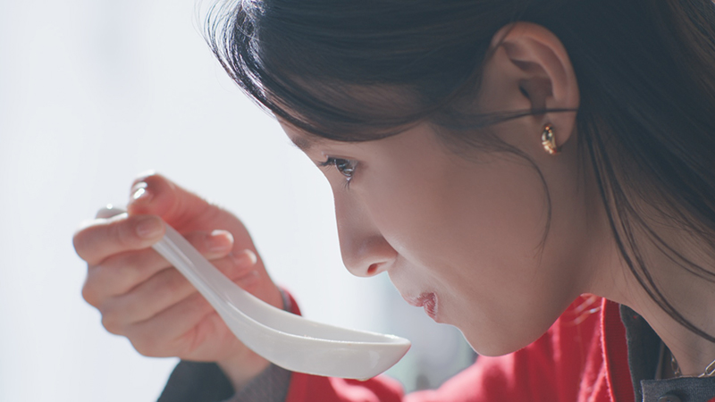 『どうとんぼり神座』新CM「はじめてなのに、ずっと前から好きな味。」篇より