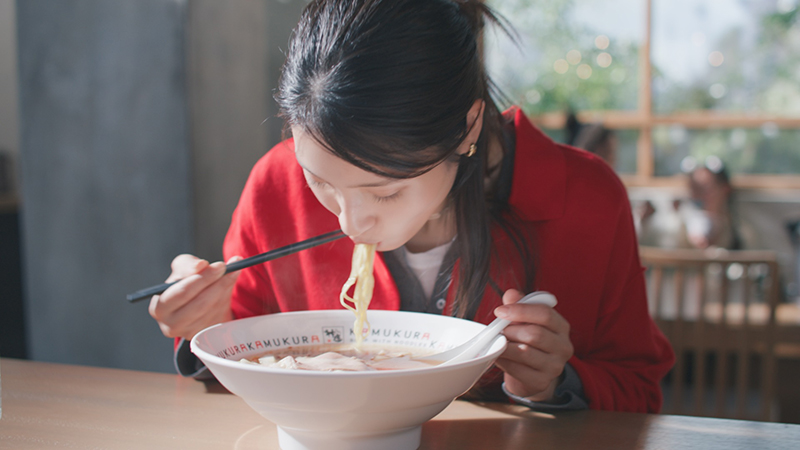 『どうとんぼり神座』新CM「はじめてなのに、ずっと前から好きな味。」篇より