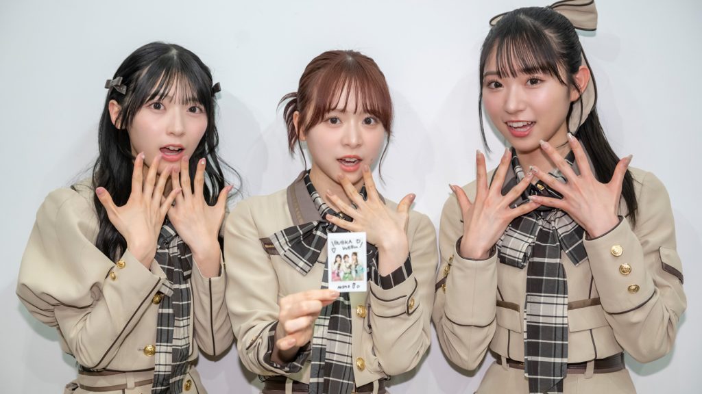 65枚目シングル『まさかのConfession』をリリースしたAKB48、左から佐藤綺星さん、倉野尾成美さん、山内瑞葵さん