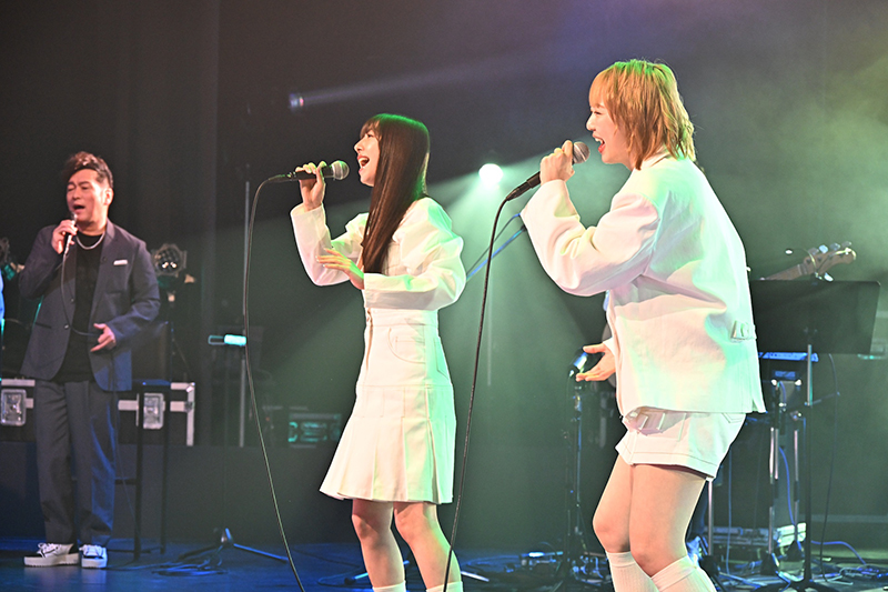 黒沢薫が真山りかと安本彩花のために書き下ろした楽曲「明日」を披露