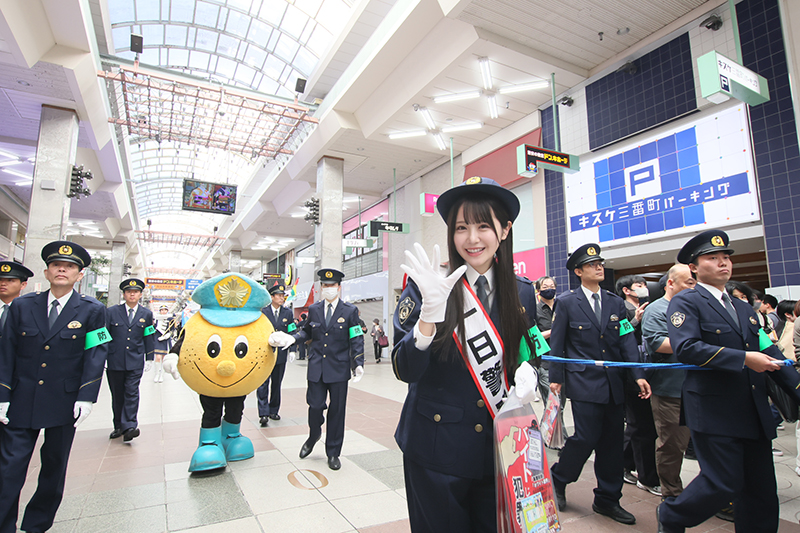愛媛・松山東警察署の“一日署長”に就任したSTU48・中村舞