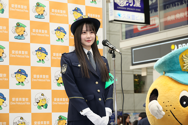 愛媛・松山東警察署の“一日署長”に就任したSTU48・中村舞