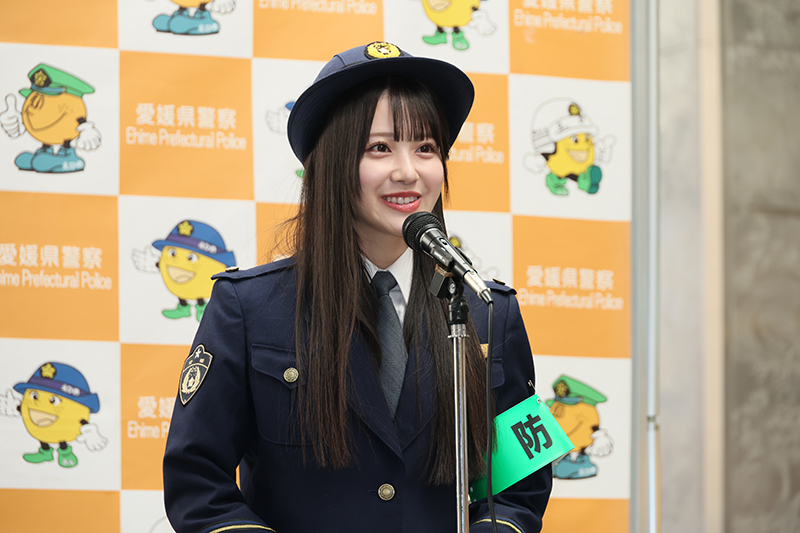 愛媛・松山東警察署の“一日署長”に就任したSTU48・中村舞