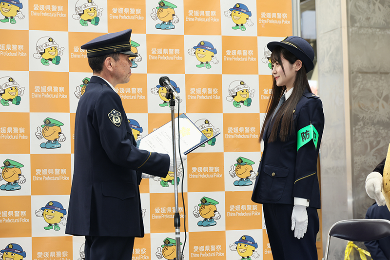 愛媛・松山東警察署の“一日署長”に就任したSTU48・中村舞