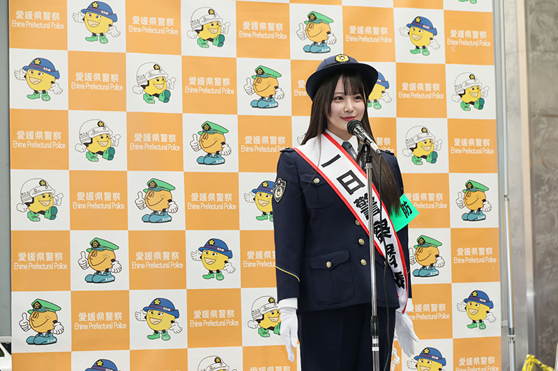 愛媛・松山東警察署の“一日署長”に就任したSTU48・中村舞