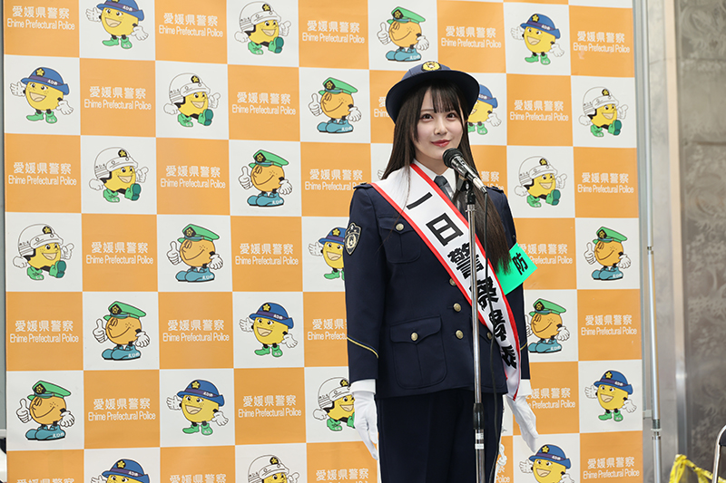 愛媛・松山東警察署の“一日署長”に就任したSTU48・中村舞