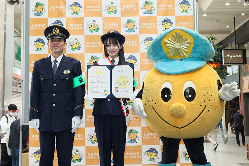 愛媛・松山東警察署の“一日署長”に就任したSTU48・中村舞