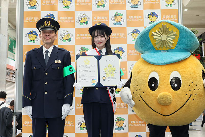 愛媛・松山東警察署の“一日署長”に就任したSTU48・中村舞
