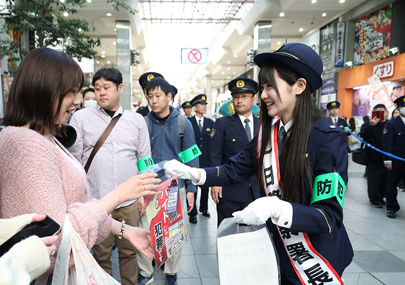 愛媛・松山東警察署の“一日署長”に就任したSTU48・中村舞