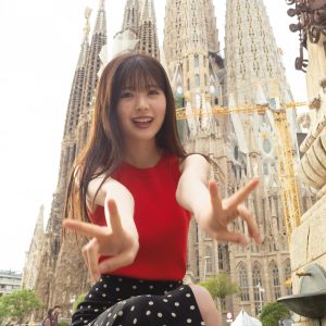 乃木坂46筒井あやめ、真っ赤なニットタンクトップ姿を披露『サグラダファミリア』前でダブルピース