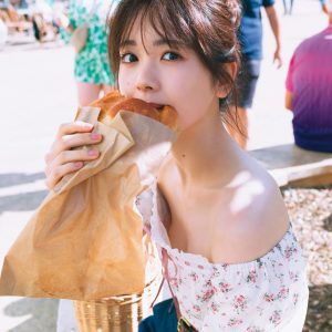 乃木坂46筒井あやめ、顔より大きいパンをもぐもぐ…“もぐめん”ショット解禁