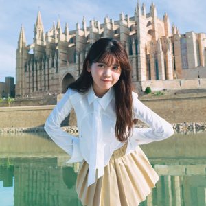 乃木坂46筒井あやめ、フレッシュさと青春感にあふれる新カット解禁「スペインならではの規模感に圧倒されました」