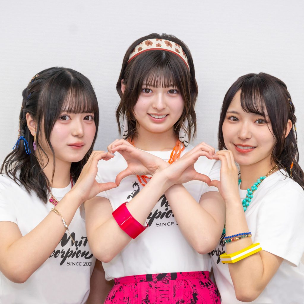 WHITE SCORPION・ACE、HANNA、ACO(写真左から)